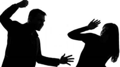 بالفيديو: شاب يقدم على ذبـ. ـح زوجته في الشارع بهذا البلد العربي!