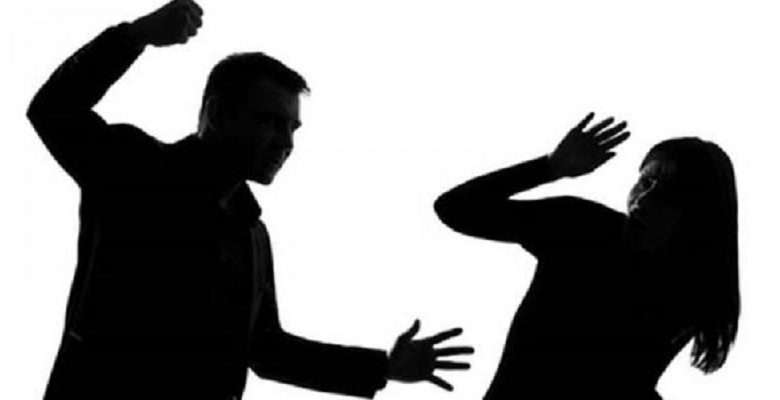 بالفيديو: شاب يقدم على ذبـ. ـح زوجته في الشارع بهذا البلد العربي!