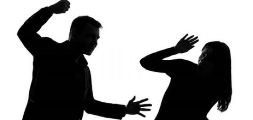 بالفيديو: شاب يقدم على ذبـ. ـح زوجته في الشارع بهذا البلد العربي!