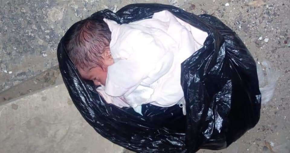 بالصورة: جـ. ـريمة وحشية .. جثّـ. ـة رضيع بين نفايات هذه المنطقة 