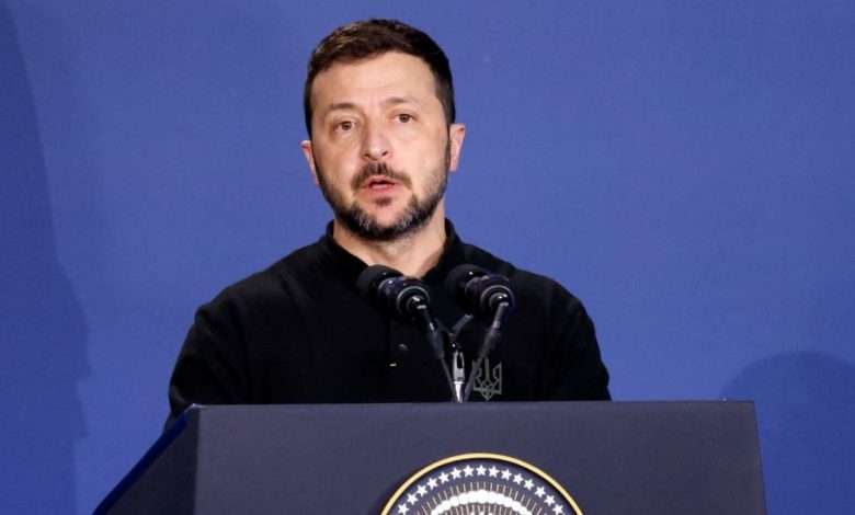 زيلينسكي يدافع عن بايدن!