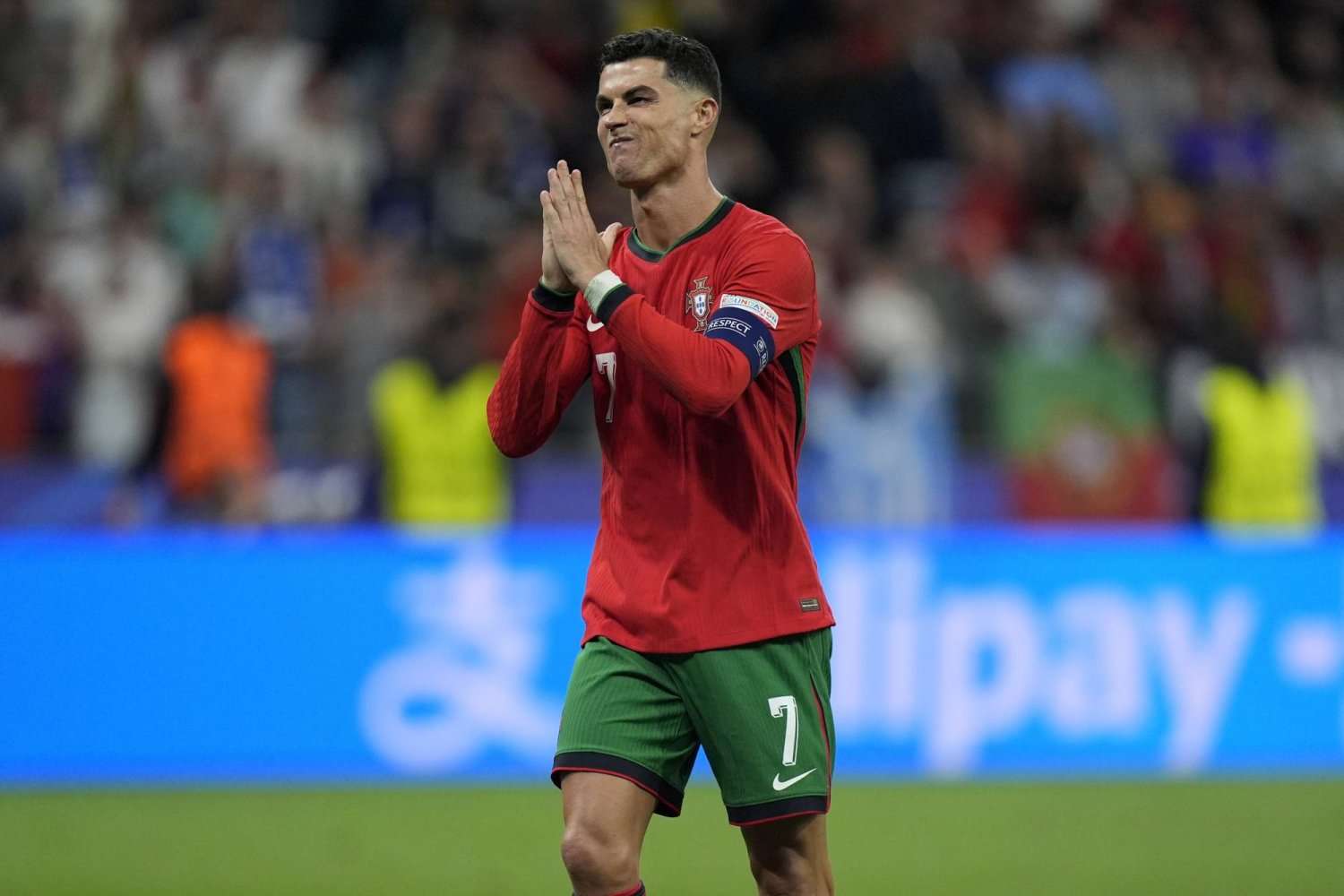 بالفيديو: إليكم سبب بكاء رونالدو في الملعب