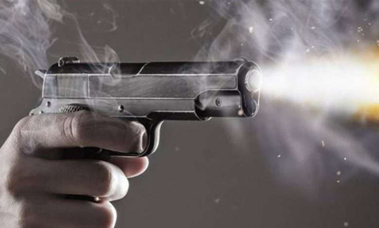 شاب أصاب صديقه بطـ. ـلق ناري بالرأس في هذه المنطقة !