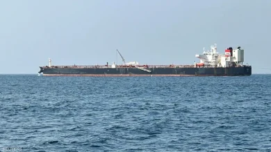 غرق ناقلة نفط والبحث عن الطاقم مستمر في هذا البلد العربي