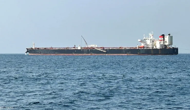 غرق ناقلة نفط والبحث عن الطاقم مستمر في هذا البلد العربي