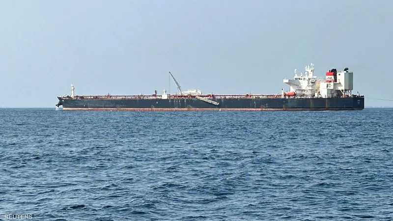 غرق ناقلة نفط والبحث عن الطاقم مستمر في هذا البلد العربي