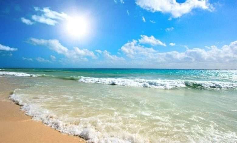 الطقس حار والرطوبة عالية وأمواج البحر مرتفعة... إليكم تفاصيل النشرة الجوية