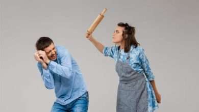 انقلبت المعادلة…نساء يضربن أزواجهن في هذا البلد