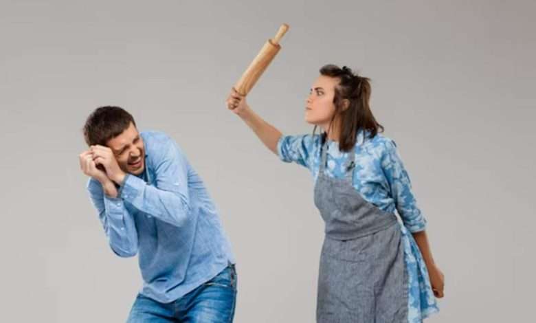 انقلبت المعادلة…نساء يضربن أزواجهن في هذا البلد