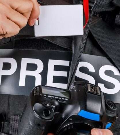 بالفيديو: صحفي فلسـ ـطيني يرفض مصافحة أهله بعد الإفراج عنه من سجون الجيش الإسـ ـرائيلي!