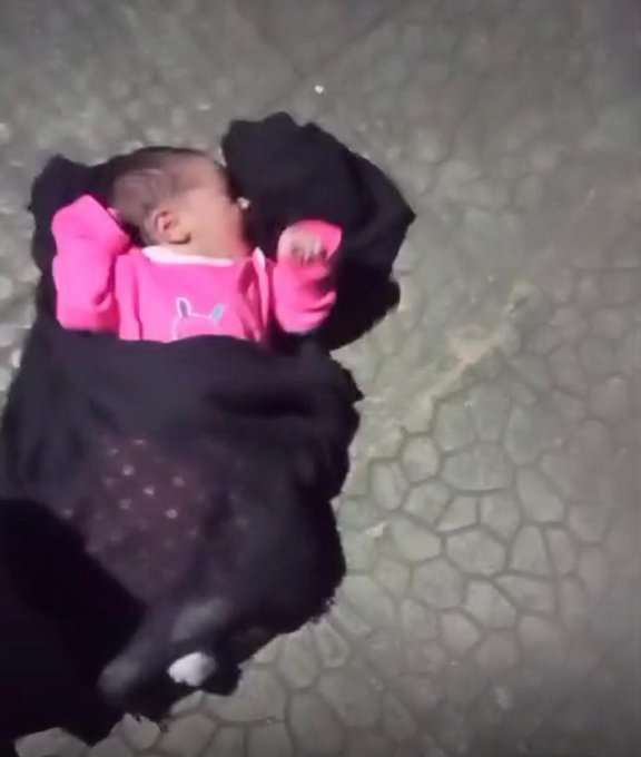 مرميّة إلى جانب الطريق...طفلة حديثة الولادة في هذه المنطقة!