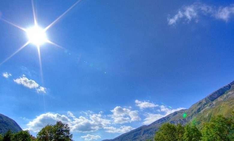 الرطوبة عالية ساحلاً وارتفاع محدود بدرجات الحرارة... إليكم تفاصيل النشرة الجوية