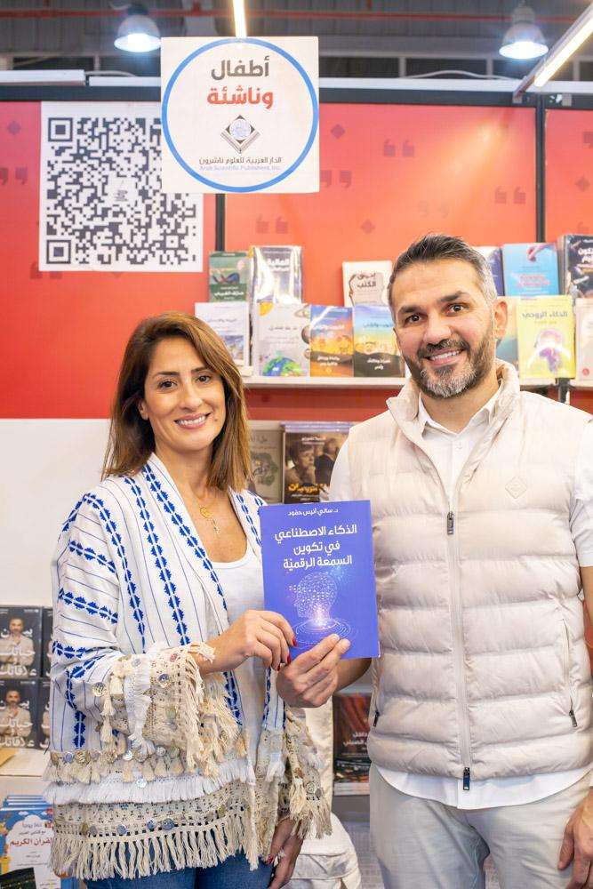 د. سالي حمود توقّع كتابها في معرض الكويت الدولي
