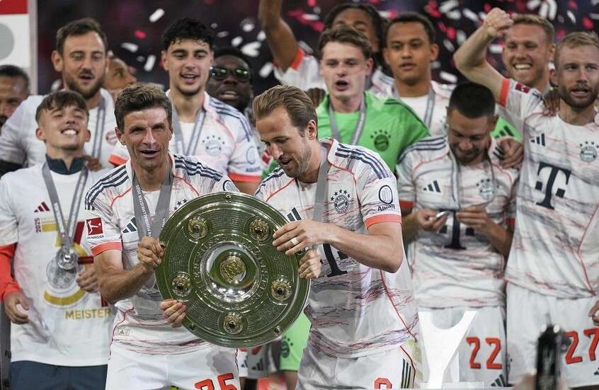 مولر يرفع درع الدوري في وداع مؤثر