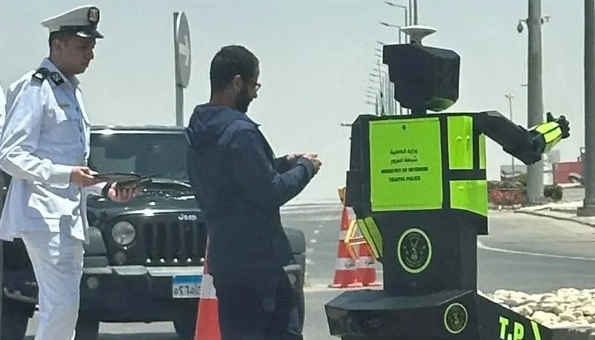 شرطي المرور الجديد... روبوت يضبط الشوارع ويُخالف المخالفين!