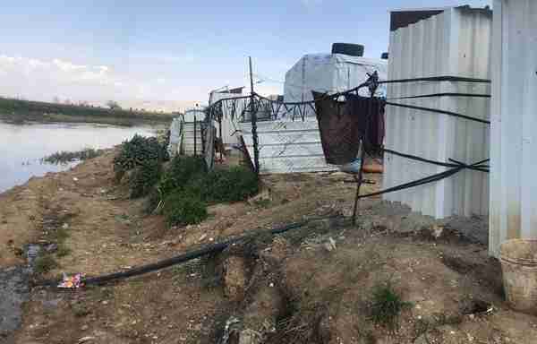 بين الأزمة الإنسانية والكوارث البيئية: مخيّمات الليطاني في عين العاصفة