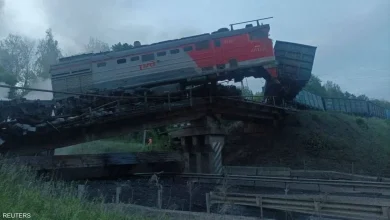 تفـ ـجير أم حـ ـادث؟ انهـ ـيار جسر لحظة مرور قطار ركاب يثير التساؤلات