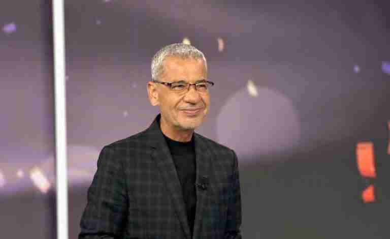 بعد عقدين من الحلم والصدى... الآغا يُطفئ الضوء ويغادر المسرح
