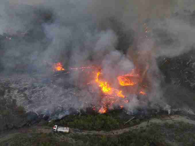 اللاذقية تحترق... والريح تُقاتل رجال الإطفاء