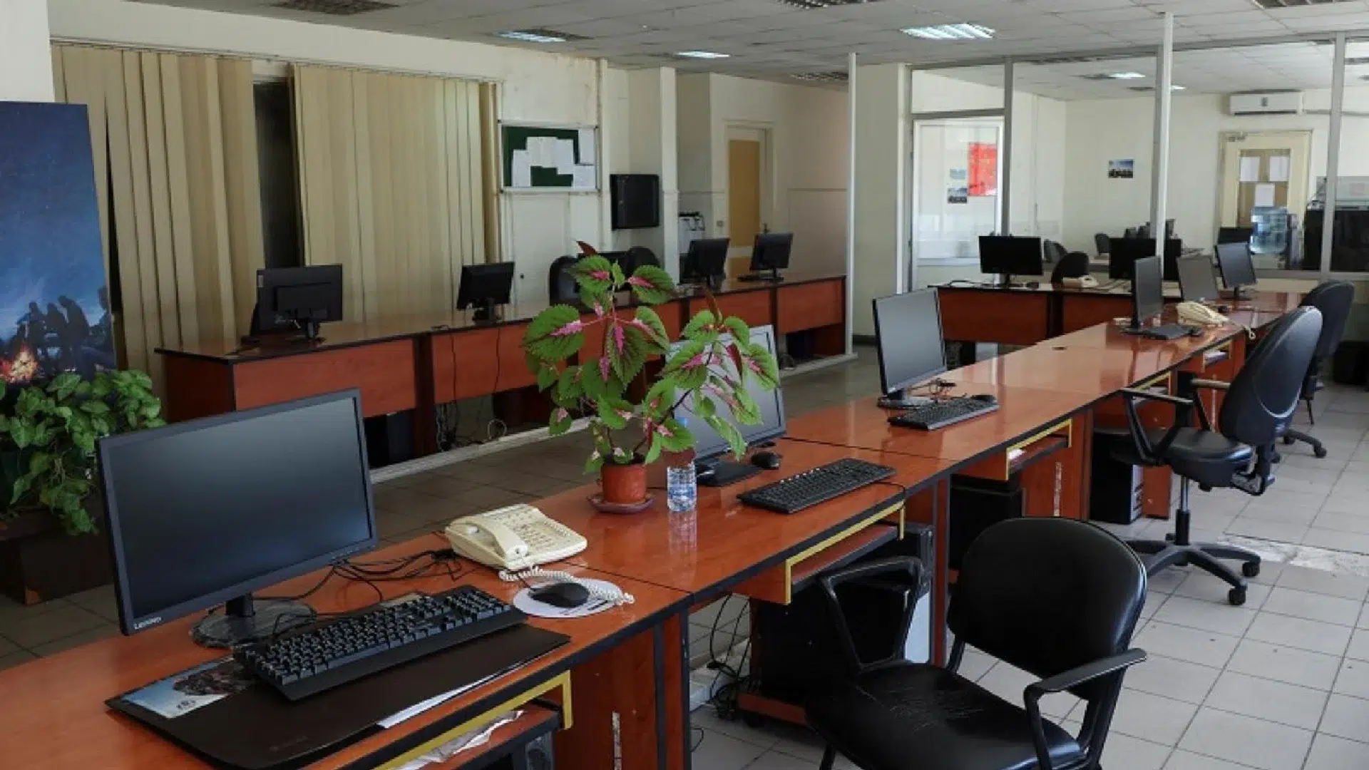 المساعدات طيّارة... ودمجها صار حلم الموظف!"