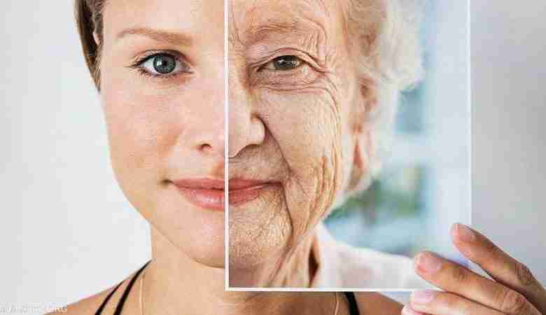 دراسة تحذّر: أطعمة شائعة تسرّع الشيخوخة وتضرّ بصحة البشرة