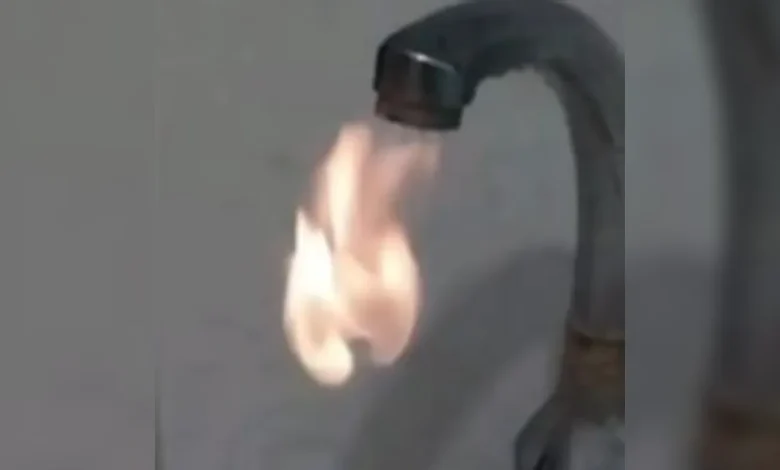 الحنفية اشتعلت... أزمة مياه تتحول إلى كابوس غازي!