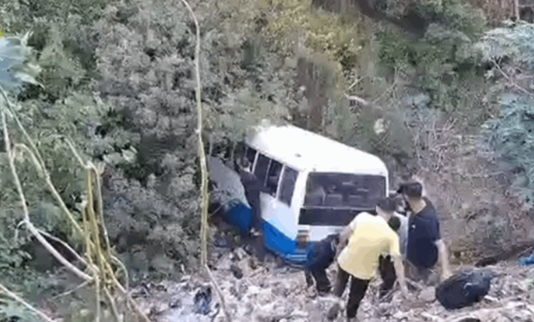 سقوط حافلة مدرسة تقل طلابا في منطقة بشامون