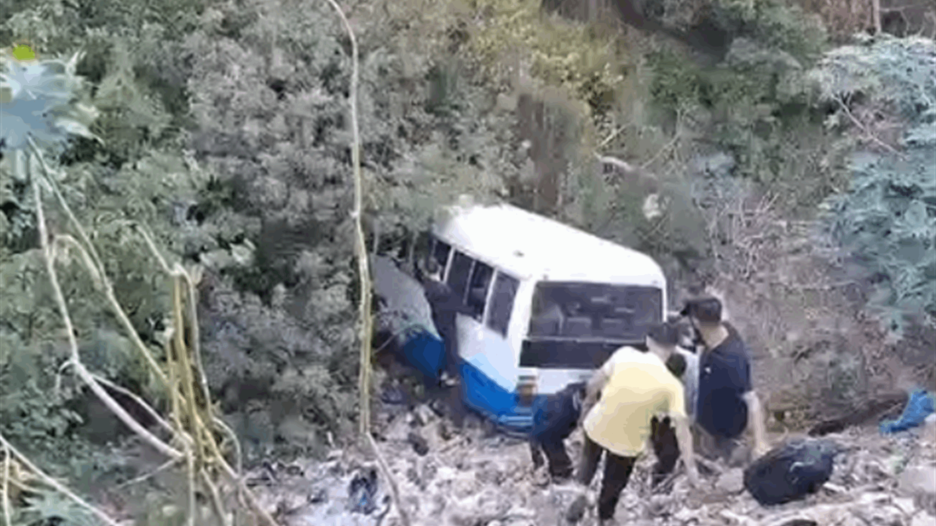 سقوط حافلة مدرسة تقل طلابا في منطقة بشامون