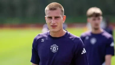 انتحر والده.. مانشستر يونايتد يقدم دعماً نفسياً للاعبه الشاب