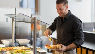 إدارة مطعم توبّخ رجلًا لأكله الكثير في بوفيه مفتوح!