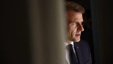 ماكرون يرفض الاستقالة رغم التهديدات بحجب الثقة عن حكومته الجديدة