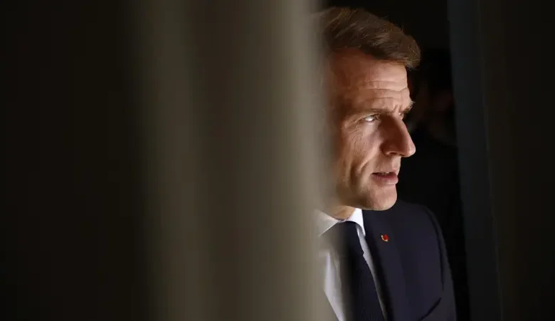 ماكرون يرفض الاستقالة رغم التهديدات بحجب الثقة عن حكومته الجديدة