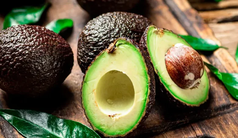 من الأخضر للبني.. هل تناول الأفوكادو آمن بعد تغير لونه؟