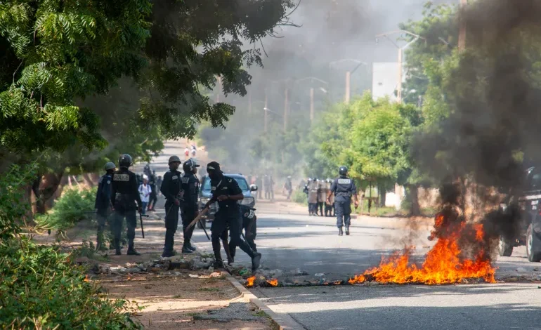 انقطاع الإنترنت بالكاميرون وسط احتجاجات على نتائج الانتخابات