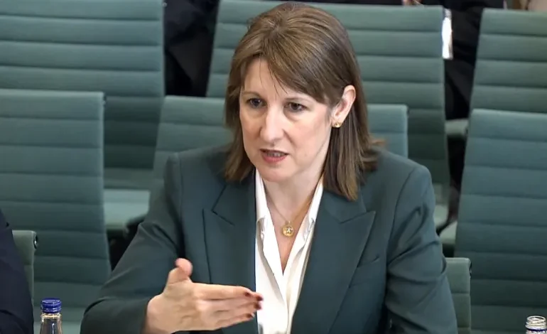 بريطانيا تتعهد بتقليص البيروقراطية لتحقيق النمو