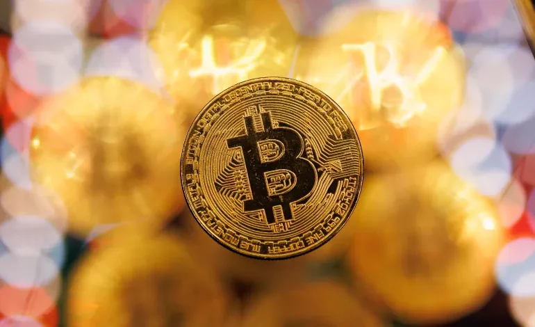 بيتكوين يواصل خسائره بعد تهديدات ترامب بفرض رسوم جمركية على الصين