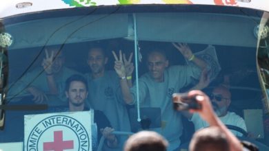 وصول حافلات الأسرى الفلسطينيين المحررين إلى رام الله في الضفة الغربية
