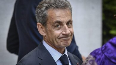 بعيدًا عن الأضواء… من المراتب العليا إلى ركن الانتظار… العدالة تبدأ اليوم مع ساركوزي