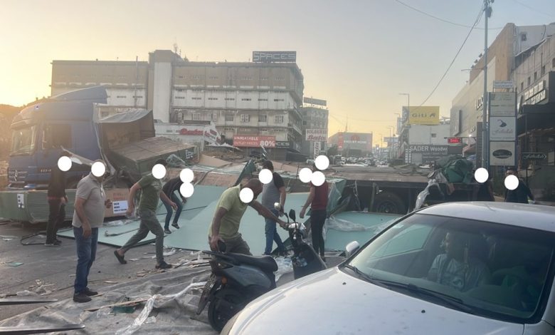 إنقلاب شاحنة على طريق عام المكلس – المنصورية