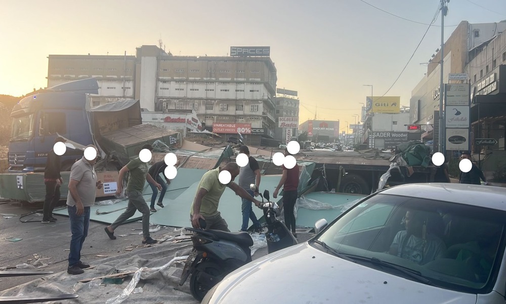 إنقلاب شاحنة على طريق عام المكلس – المنصورية