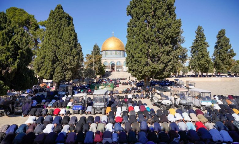 آلاف المصلين يؤدون صلاة الجمعة في الأقصى