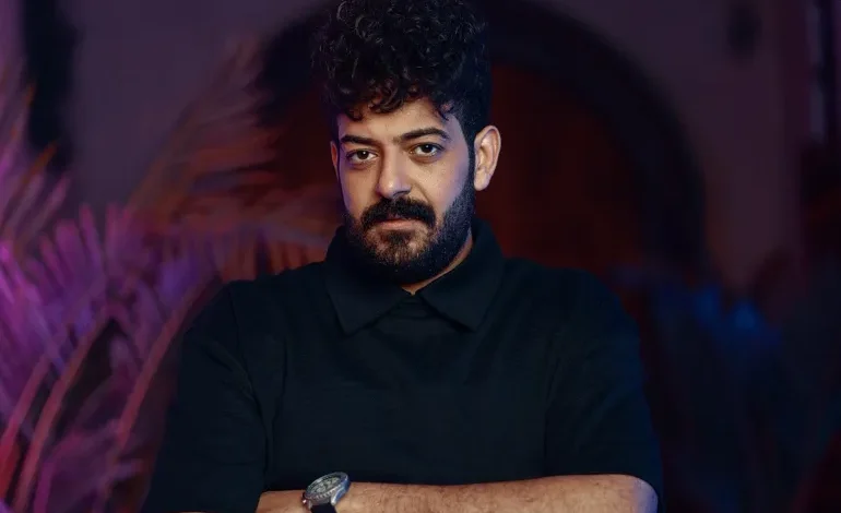 بعد عام من وفاة نجله.. مغني شعبي يتعرض لحادث سير مروّع