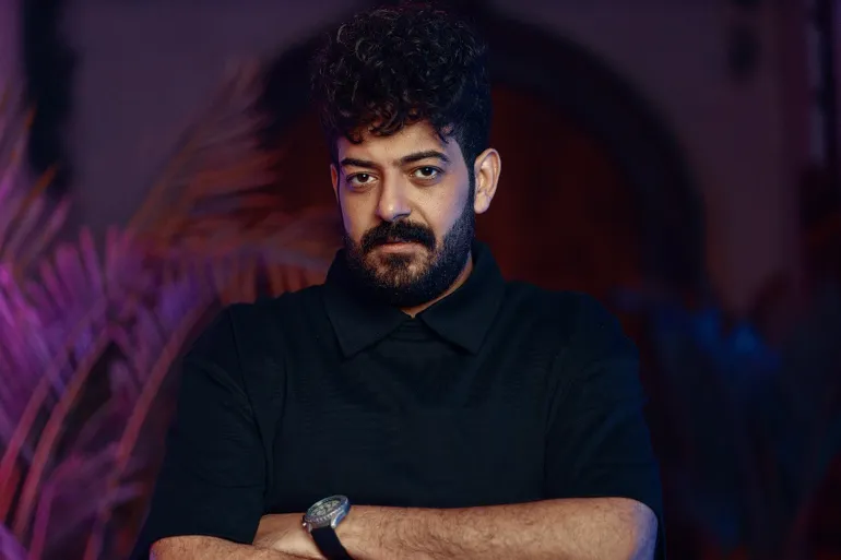 بعد عام من وفاة نجله.. مغني شعبي يتعرض لحادث سير مروّع