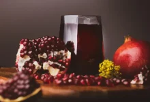 أيهما أفضل.. تناول حبات الرمان أم شرب عصيرها؟
