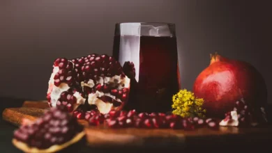 أيهما أفضل.. تناول حبات الرمان أم شرب عصيرها؟