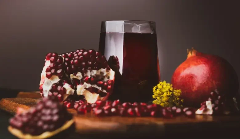 أيهما أفضل.. تناول حبات الرمان أم شرب عصيرها؟