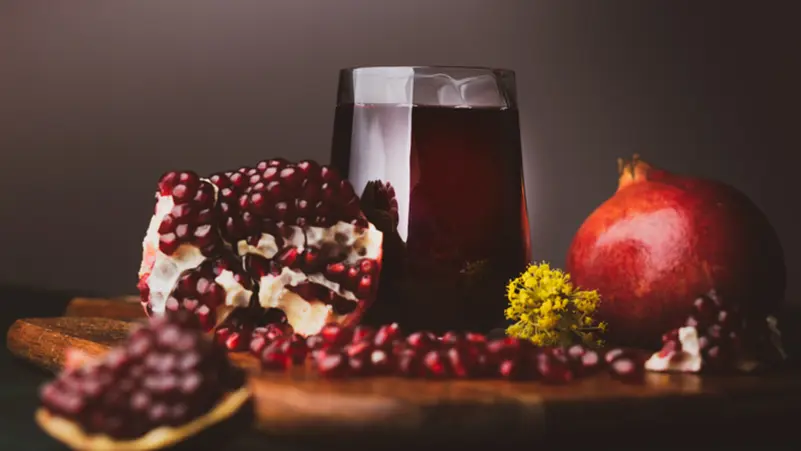 أيهما أفضل.. تناول حبات الرمان أم شرب عصيرها؟