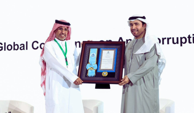 رئيس "الإنتربول" قلد الأمين العام لمجلس وزراء الداخلية العرب وسام المنظمة من الطبقة الخاصة