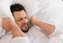 دراسة تربط النوم بطنين الأذن