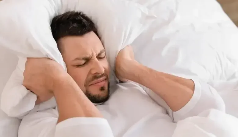 دراسة تربط النوم بطنين الأذن